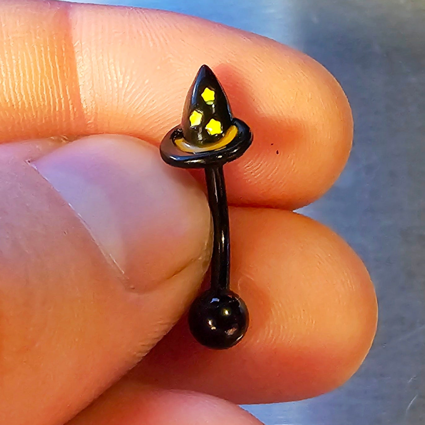 Schwarzer gebogener Barbell aus Edelstahl mit magischem Hexenhut, 14 g