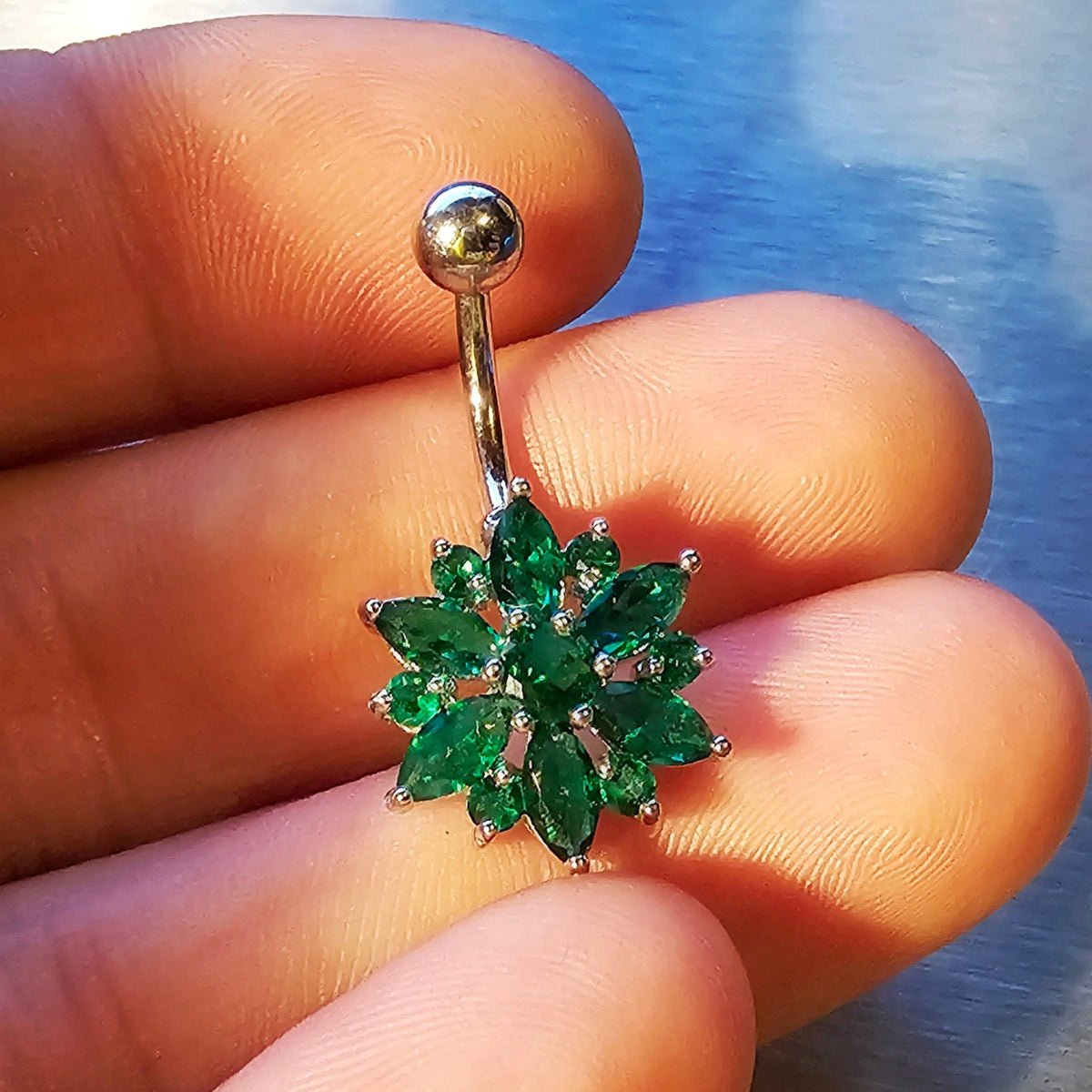 Bauchnabelpiercing mit smaragdgrüner Strassblume, 14 g