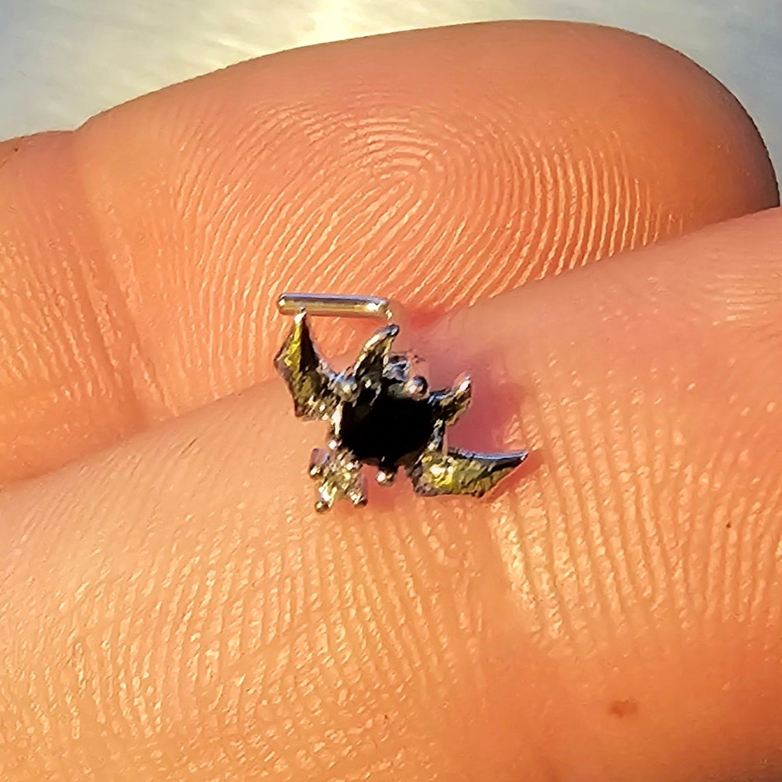 Statement Nasenstecker in L-Form mit Fledermaus-Motiv
