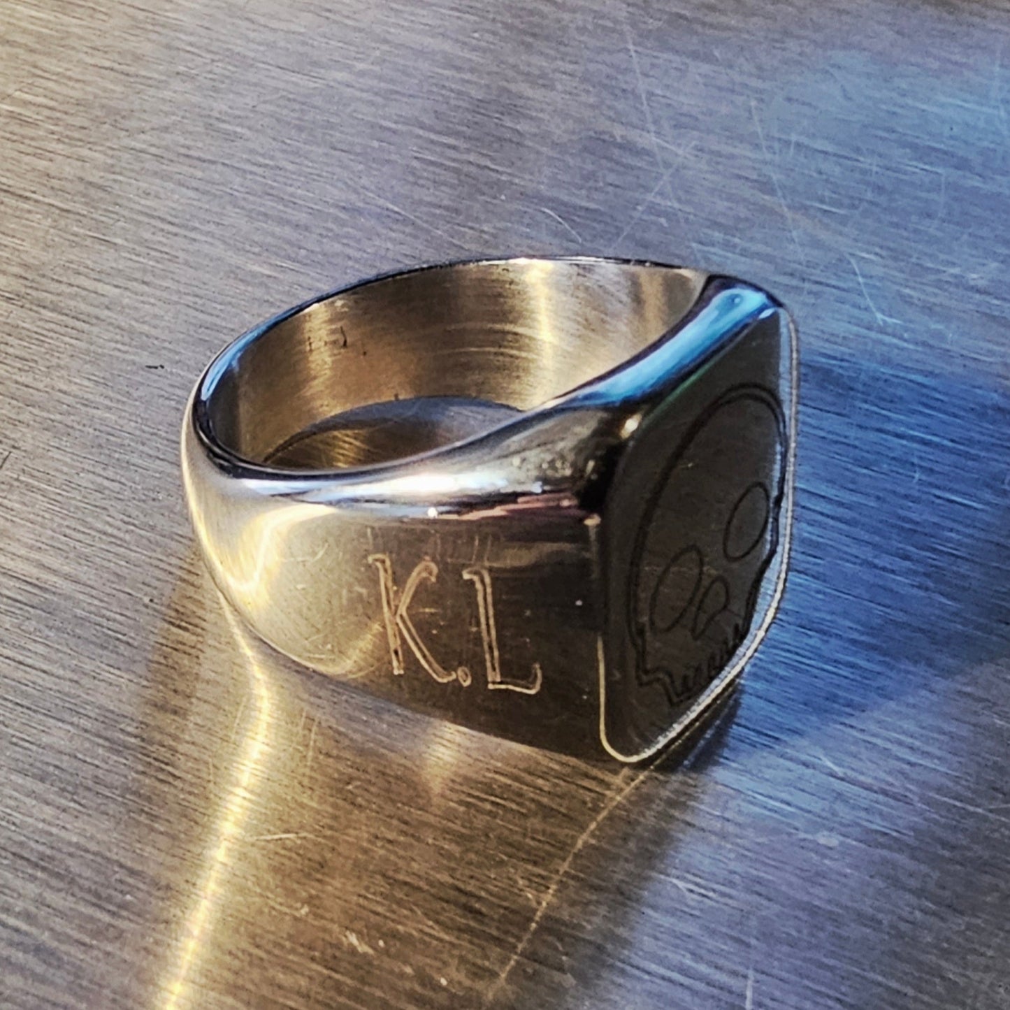 Siegelring mit Piratenschädel aus Edelstahl