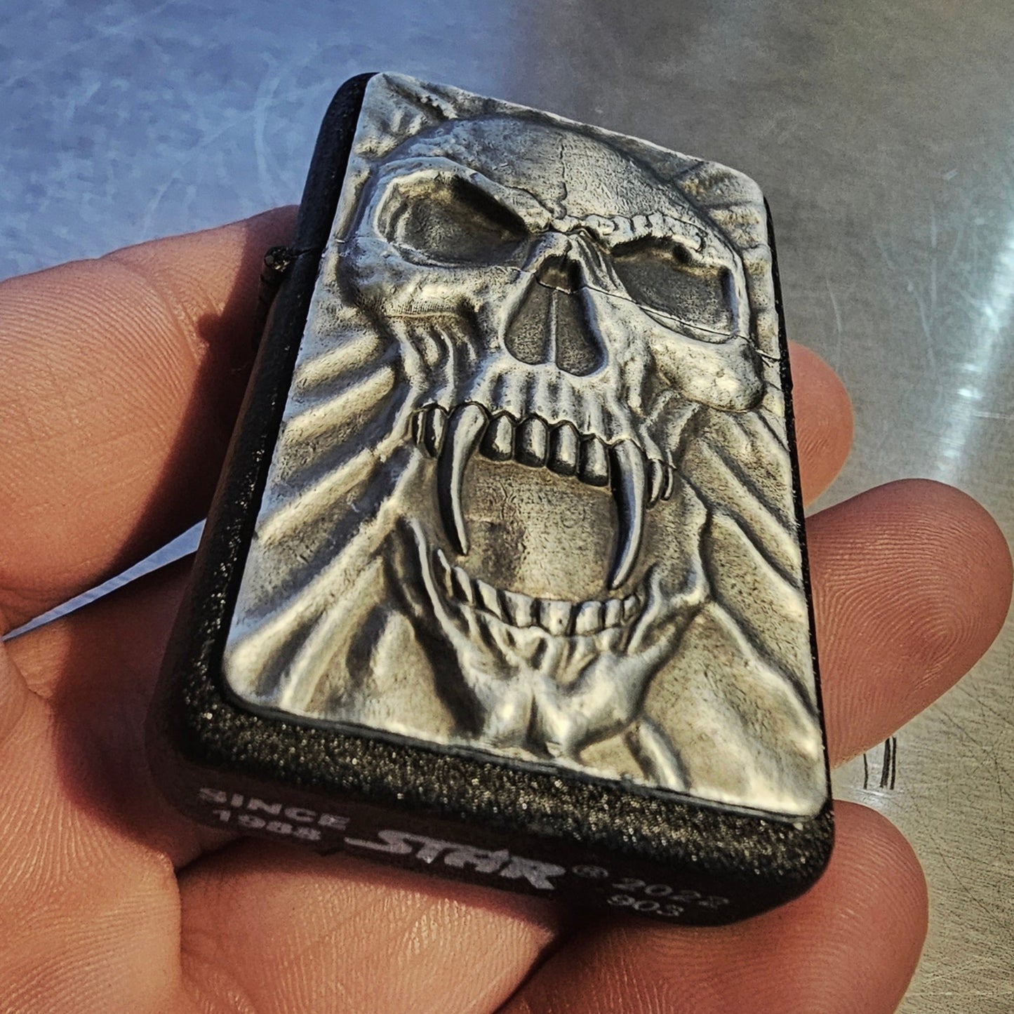 Briquet plaqué crâne craquelé noir