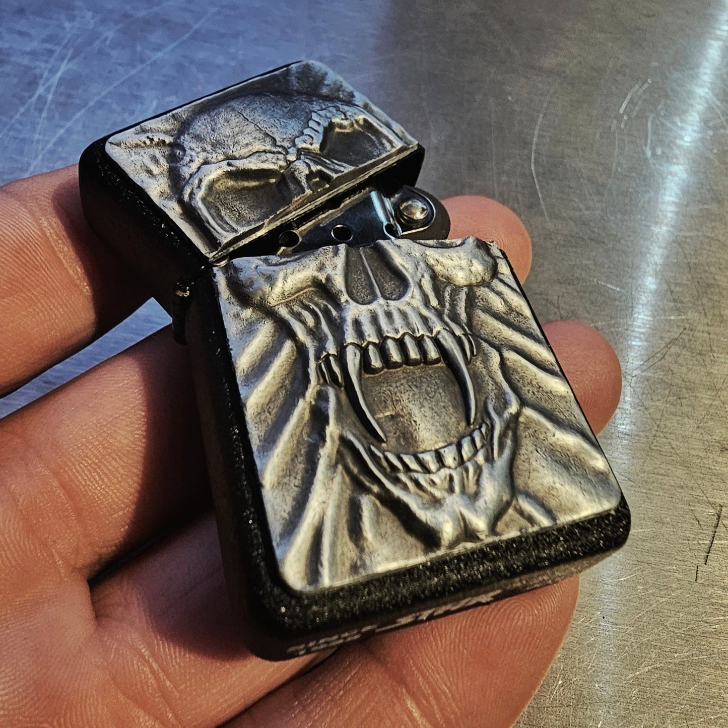 Briquet plaqué crâne craquelé noir