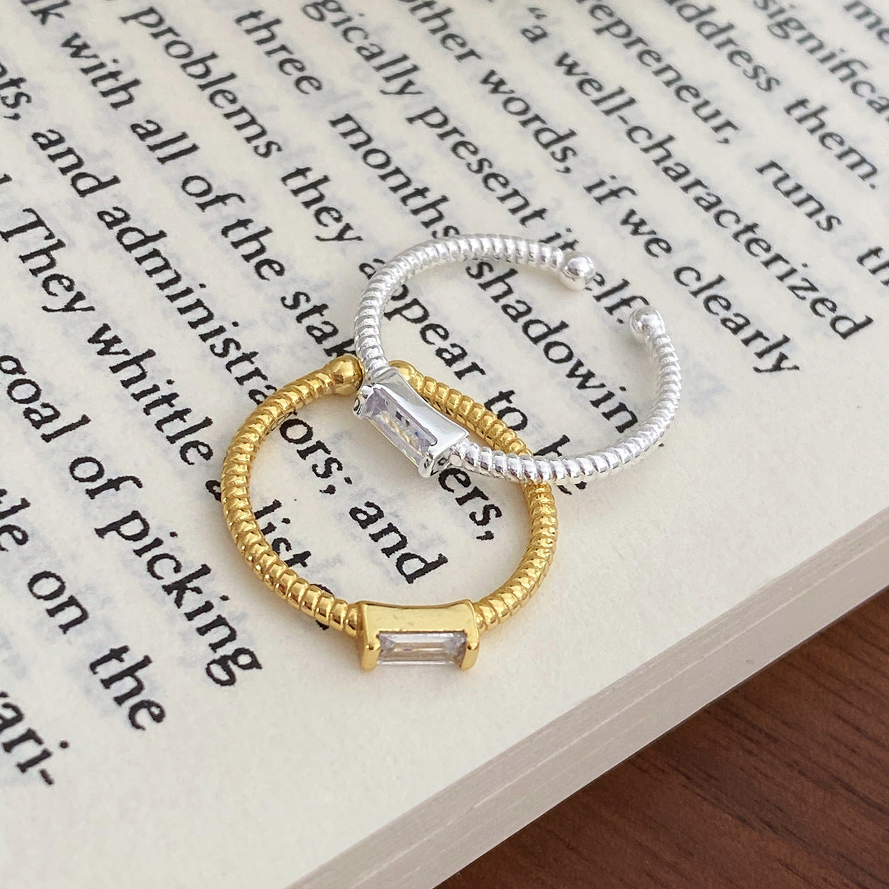 Rechteckiger Sterlingsilber-Ring mit polierter Zirkonia-Einlage