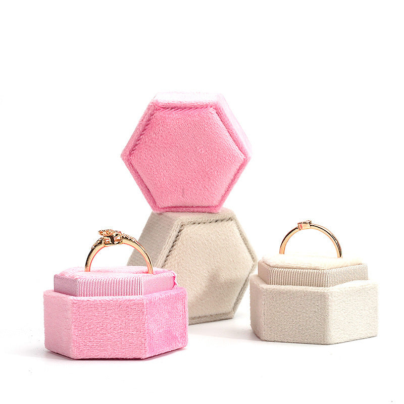 Coffret à bagues hexagonal classique en velours de style simple