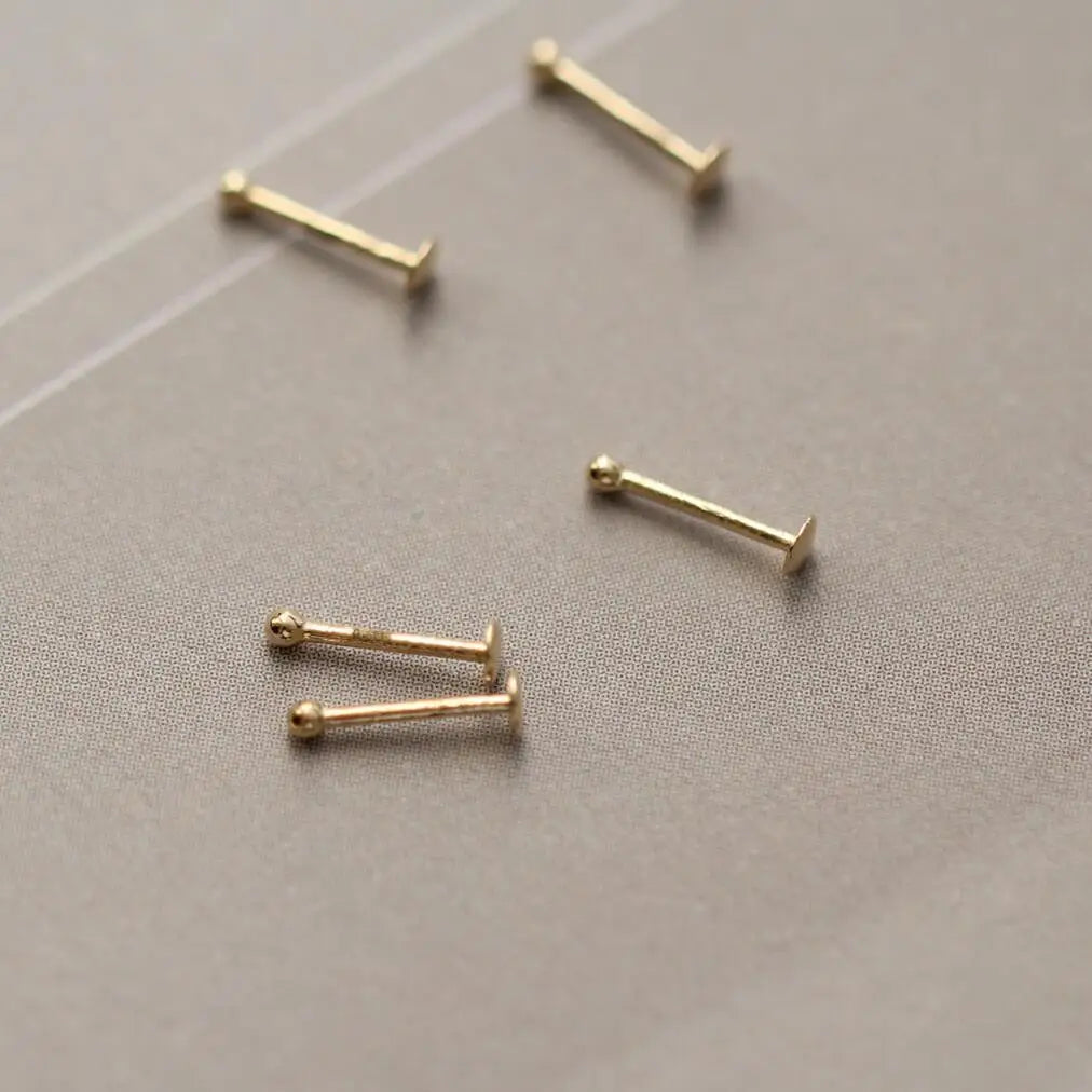 Kleiner Nasenring-Stecker aus 14 kt Gelbgold