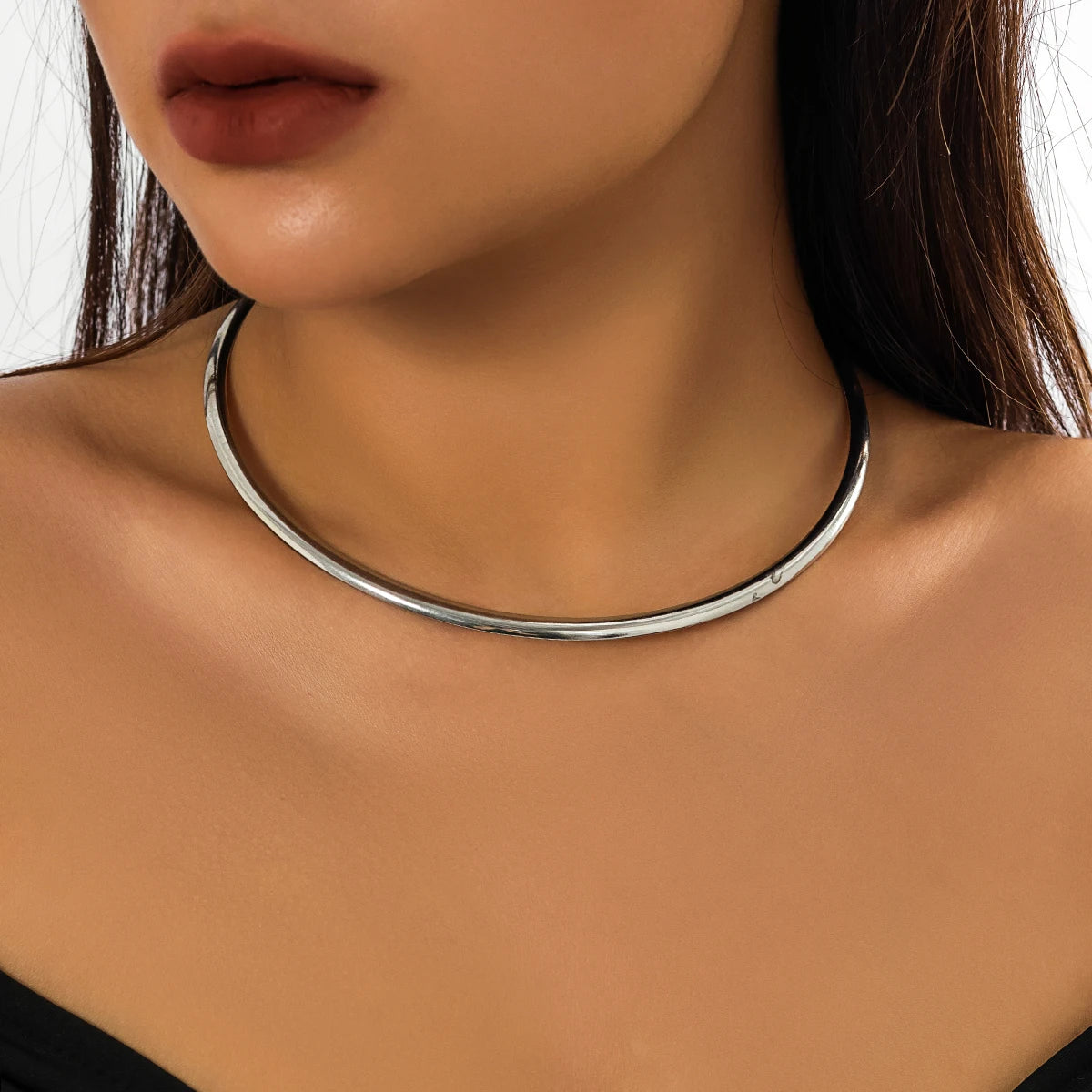 Elegante, schlichte, klobige Choker-Halskette mit kreisförmigen Torques