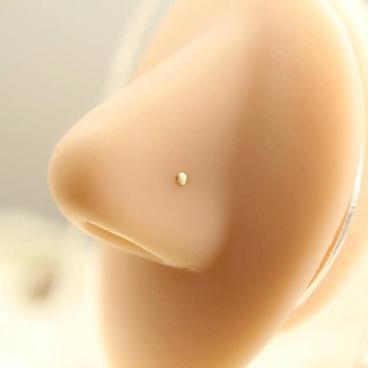 Kleiner Nasenring-Stecker aus 14 kt Gelbgold