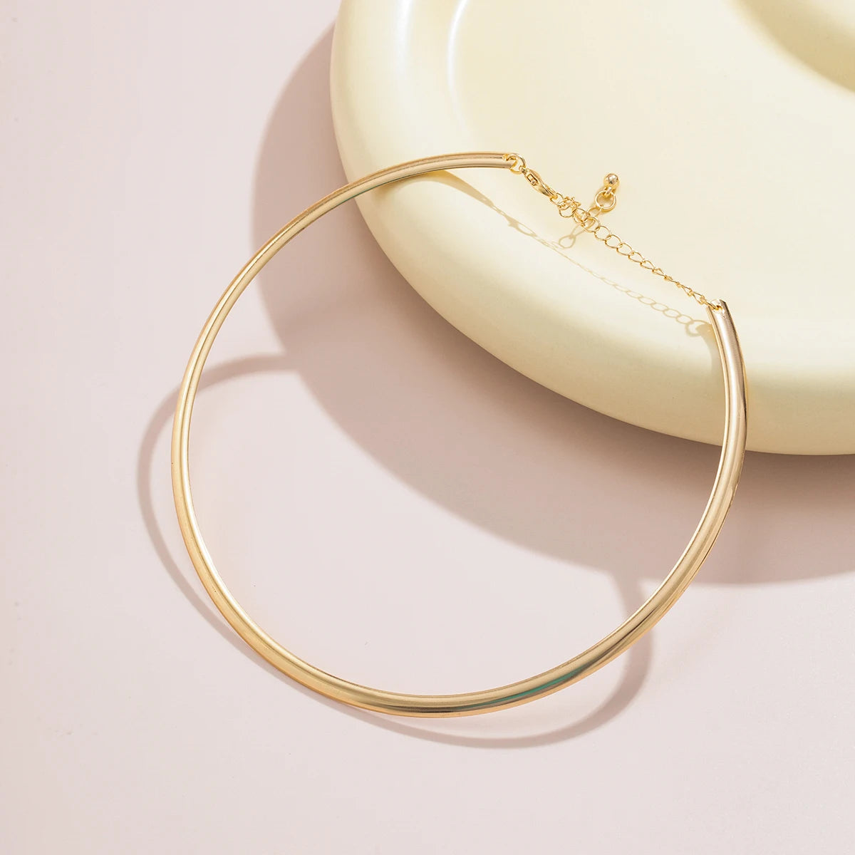 Elegante, schlichte, klobige Choker-Halskette mit kreisförmigen Torques