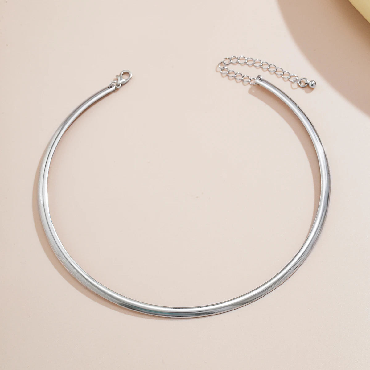 Elegante, schlichte, klobige Choker-Halskette mit kreisförmigen Torques
