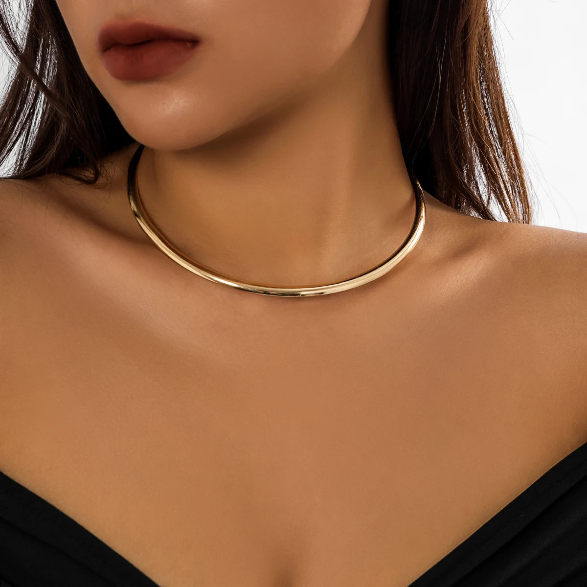 Elegante, schlichte, klobige Choker-Halskette mit kreisförmigen Torques