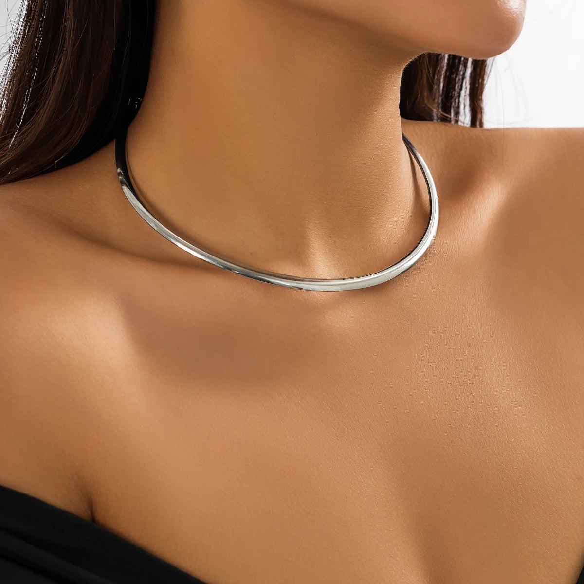 Elegante, schlichte, klobige Choker-Halskette mit kreisförmigen Torques