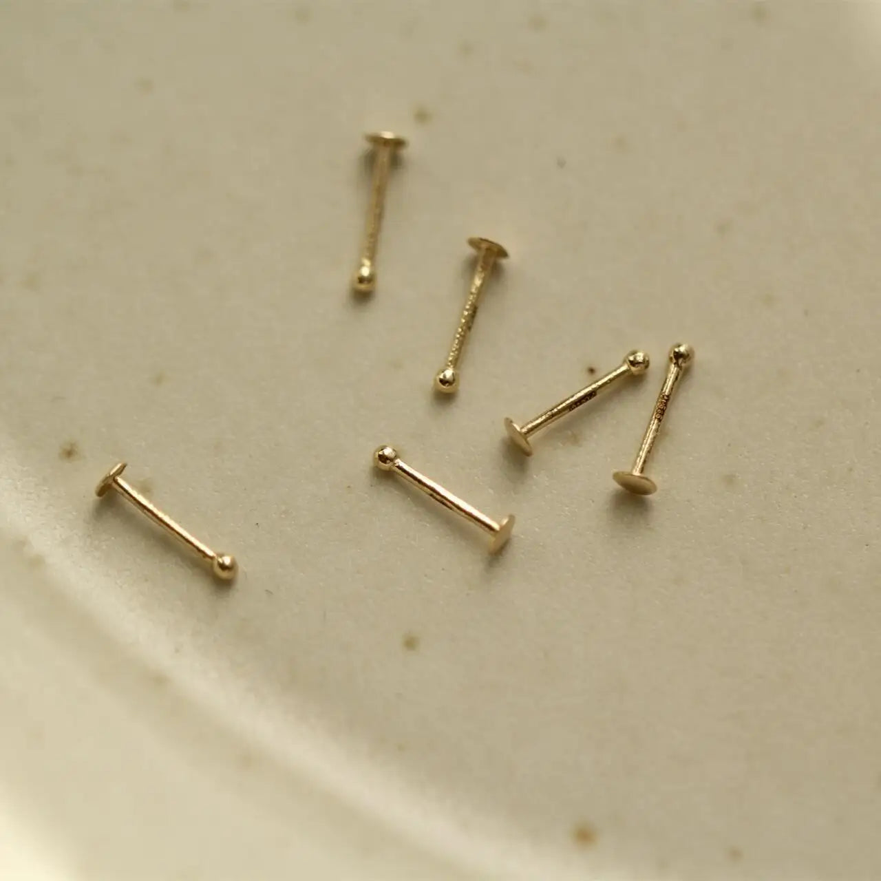 Kleiner Nasenring-Stecker aus 14 kt Gelbgold