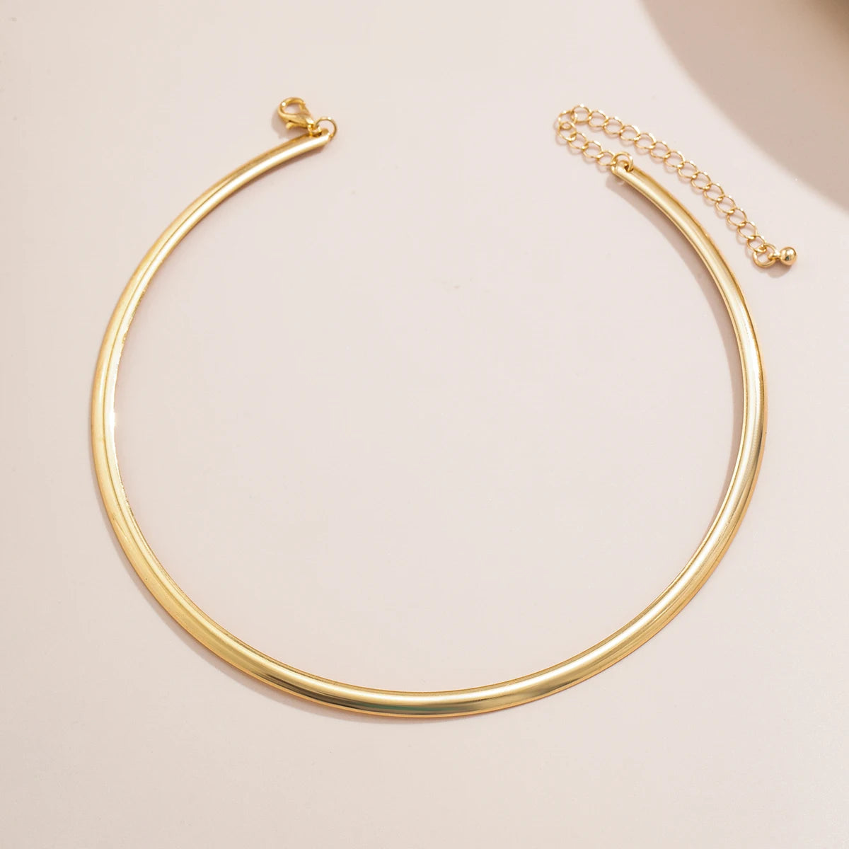 Elegante, schlichte, klobige Choker-Halskette mit kreisförmigen Torques
