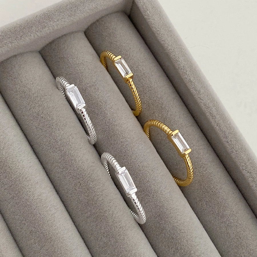 Rechteckiger Sterlingsilber-Ring mit polierter Zirkonia-Einlage