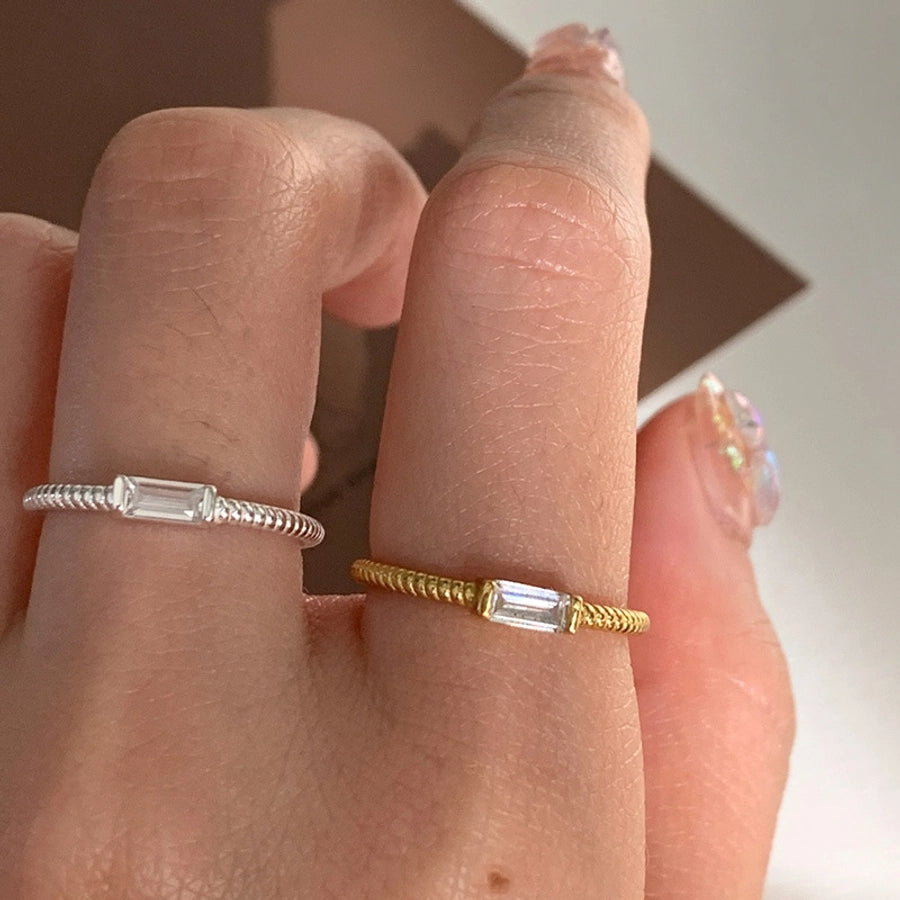 Rechteckiger Sterlingsilber-Ring mit polierter Zirkonia-Einlage