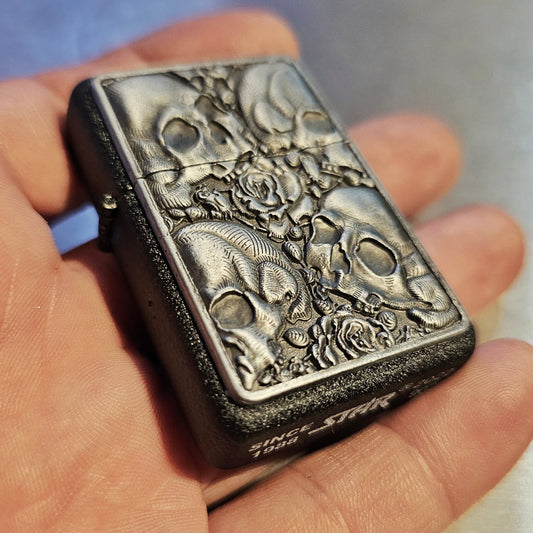 Schwarzes Crackle-Feuerzeug mit Totenköpfen und Rosen