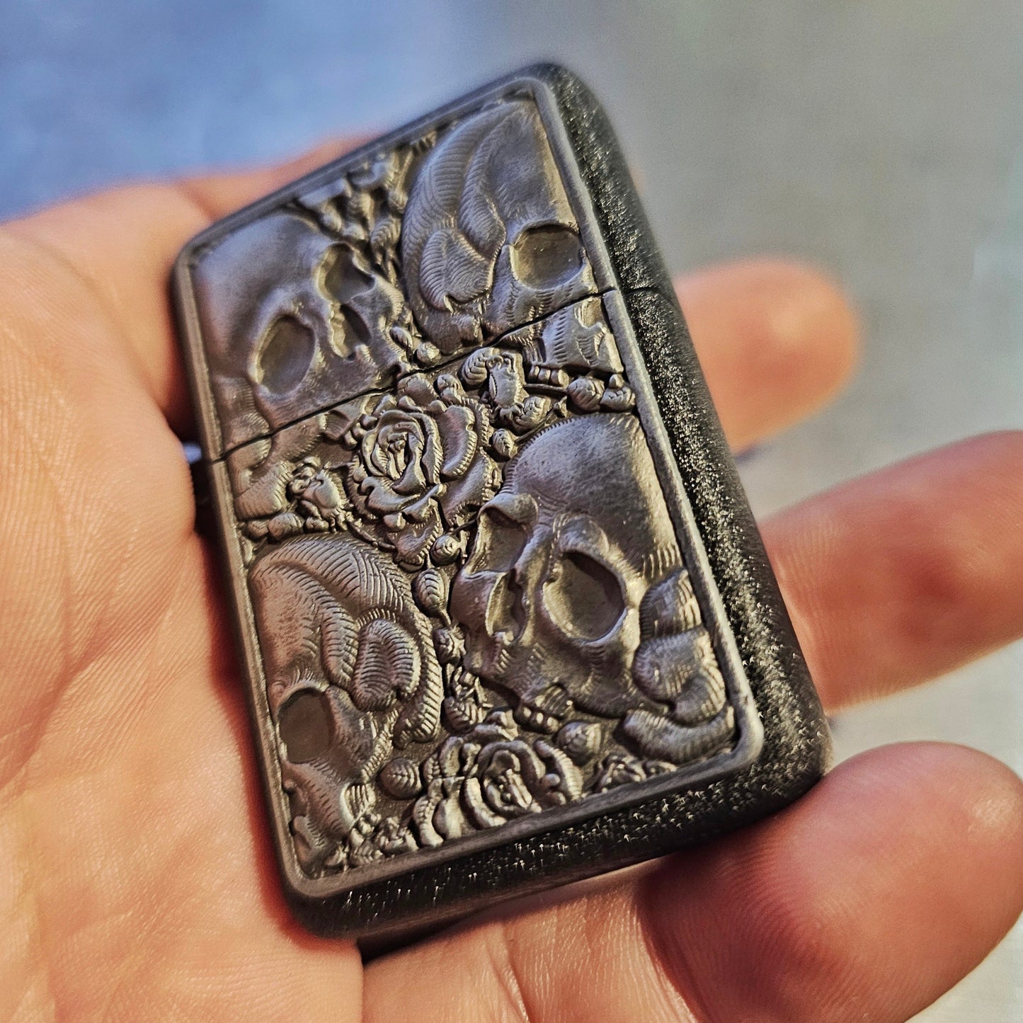 Schwarzes Crackle-Feuerzeug mit Totenköpfen und Rosen