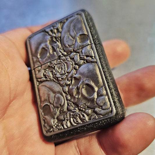 Schwarzes Crackle-Feuerzeug mit Totenköpfen und Rosen