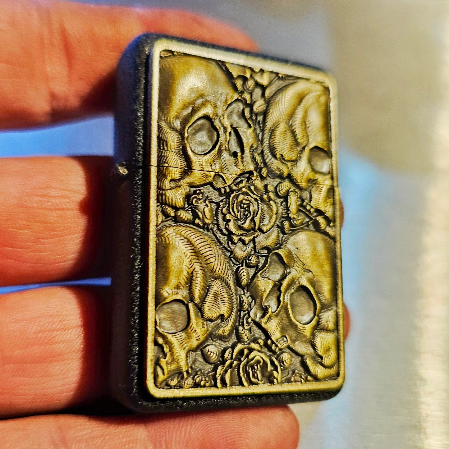 Briquet Crânes Et Roses Plaqués Dorés Craquelés Noirs