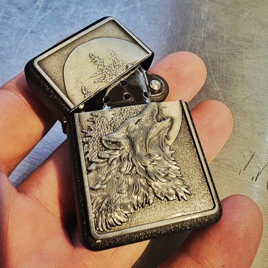 Briquet plaqué loup noir craquelé