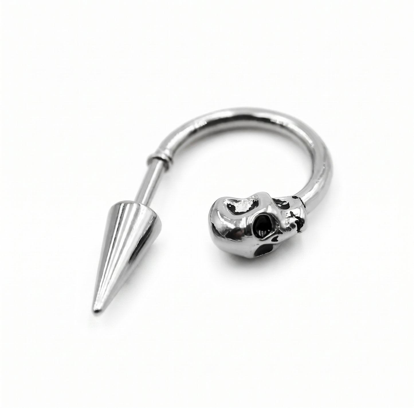 Halbe Creolen mit Totenkopf-Spikes